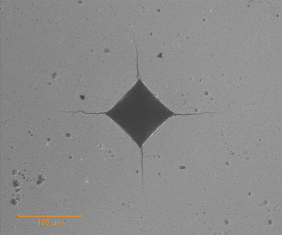 如圖所示，理想的裂紋輪廓有一個裂紋從每個尖角處延伸